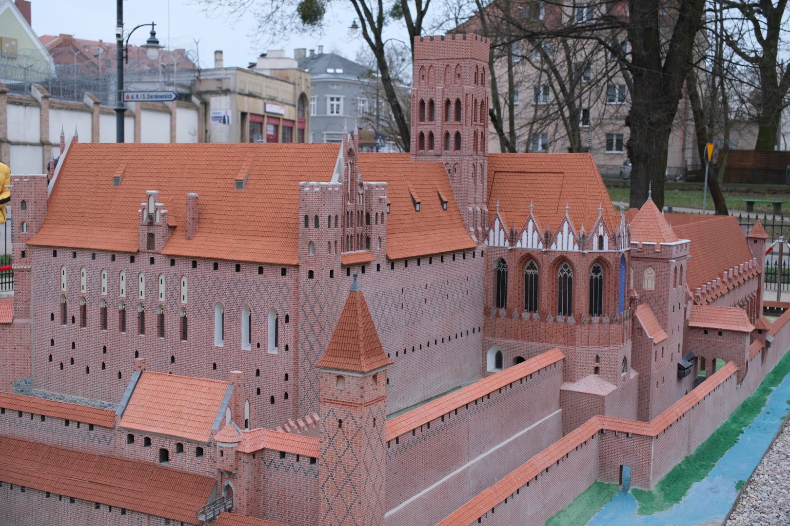 Obecna miniatura zamku w Malborku: ceglane elewacje, dachy, kościół i wieża w skali 1:30